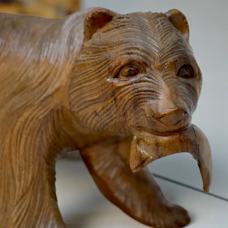 Статуэтка резная Медведь с рыбой AB-55 тиковое дерево 20х10 см Индонезия